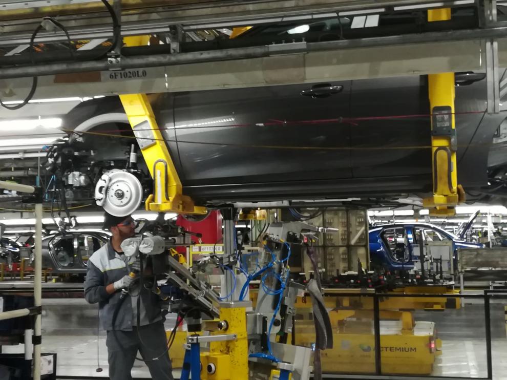 Un operario trabajando en las instalaciones de Figueruelas