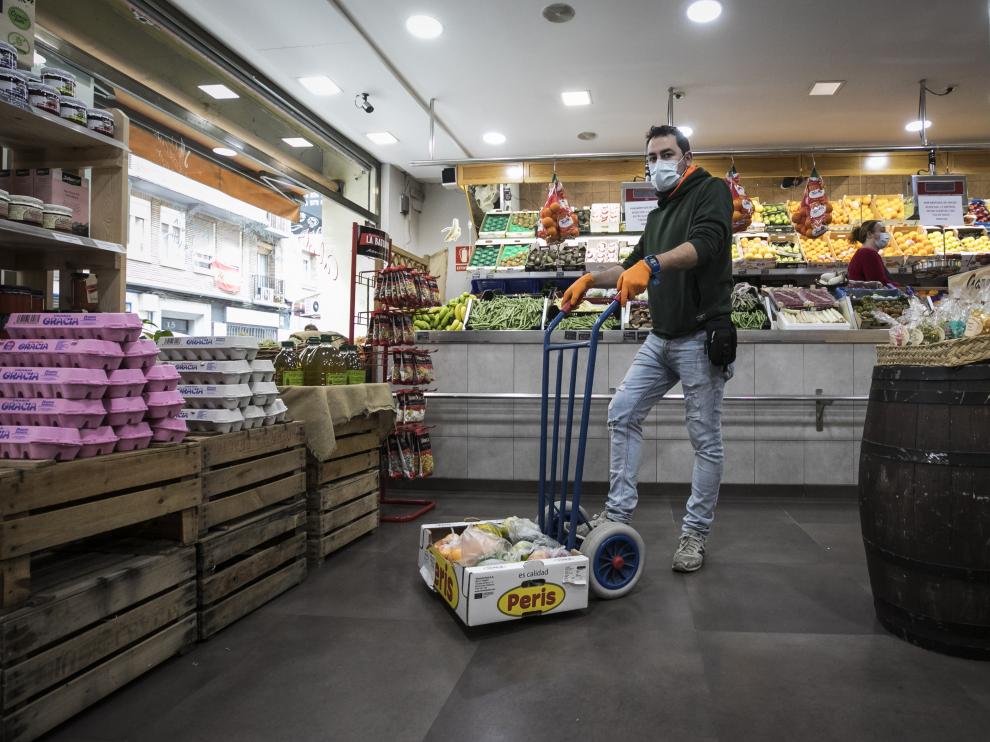 Carlos Vidal, de la frutería Maicar, saca un envío a domicilio.