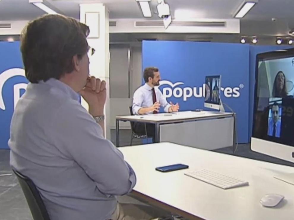 Casado mantiene una videoconferencia con alcaldes de la FEMP del PP