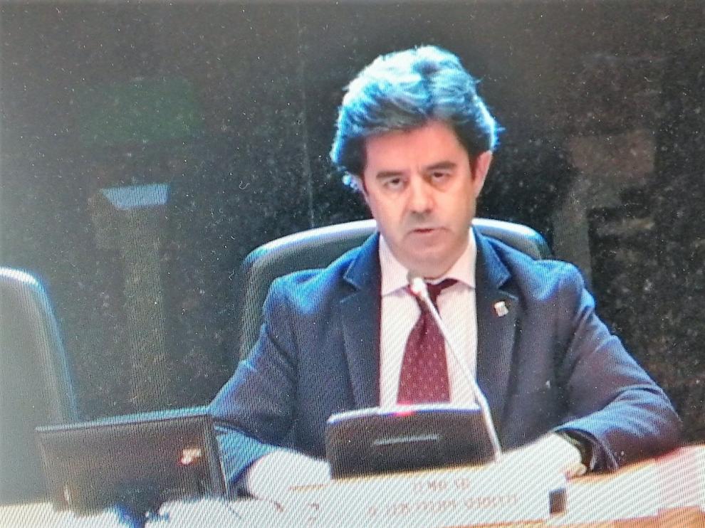 El alcalde de Huesca, Luis Felipe, durante la declaración institucional de este lunes.