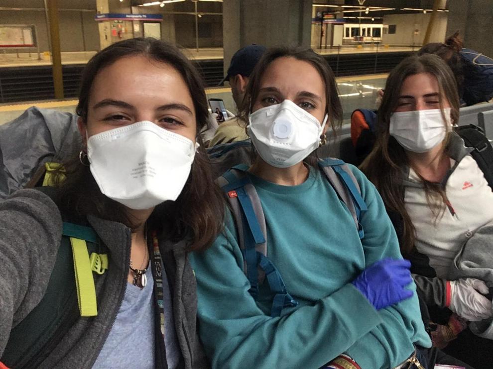 Irene, María eInés, con mascarillas en el aeropuerto poco antes de volar a España