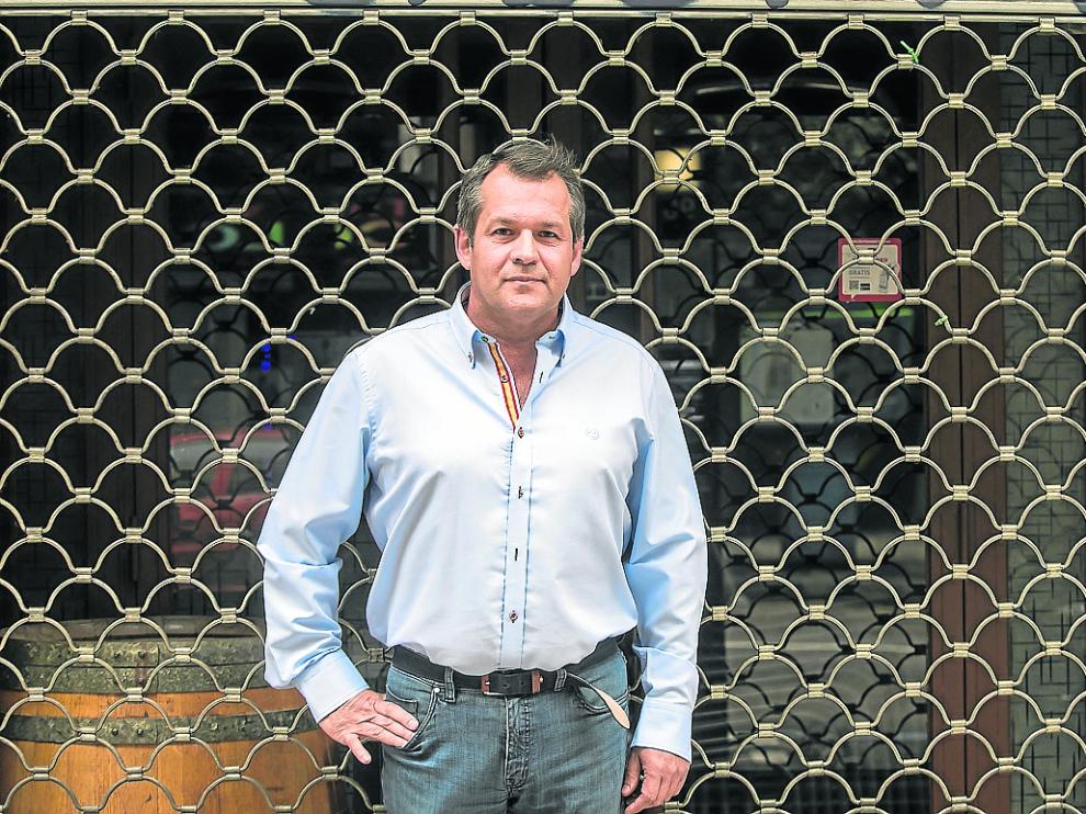 José Antonio Pueyo, presidente de ECOS, a las puertas de un establecimiento cerrado.