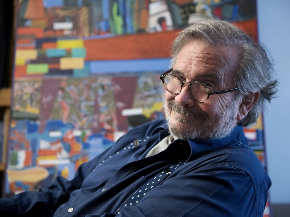 El arquitecto José Manuel Pérez Latorre, en el salón de su casa.