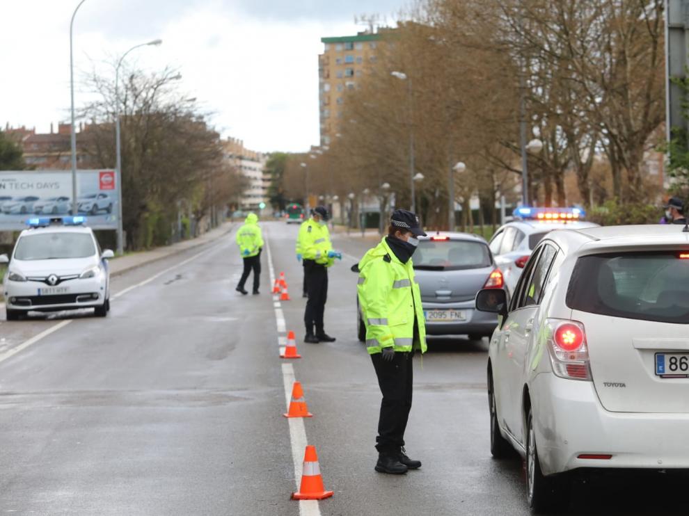 La Policía Local y la Policía Nacional se turnan para realizar controles en los accesos y salidas de Huesca.