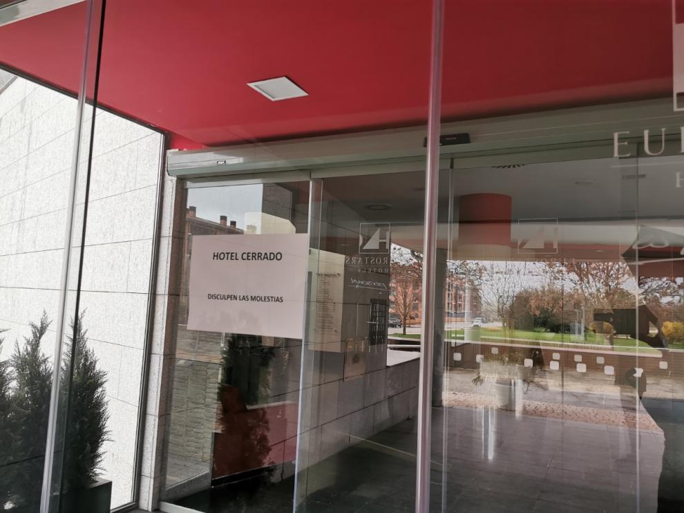 Los hoteles, como este de Jaca, llevan más de una semana cerrados ya.