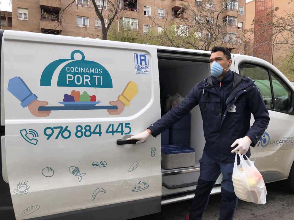Óscar Gomes repartiendo con su furgoneta