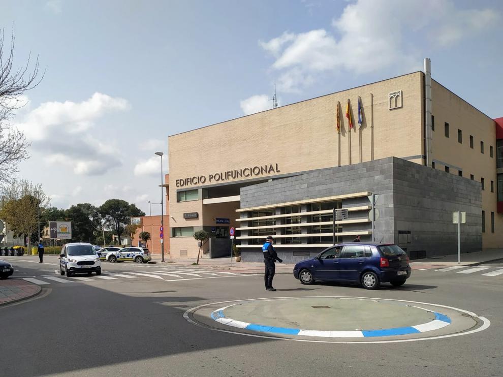 Una patrula de La Policía Local de Utebo controla los vehículos que circulan por el municipio.