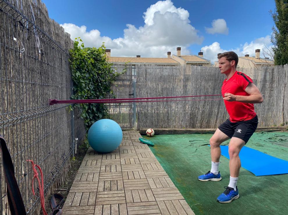 Sergio Gómez realiza ejercicio en su casa.