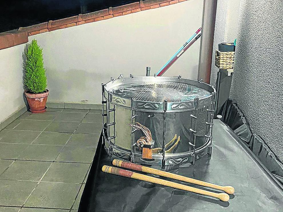 Tambor atecano de la Banda de la Soledad, ayer, a la espera de actividad en uno de los balcones.