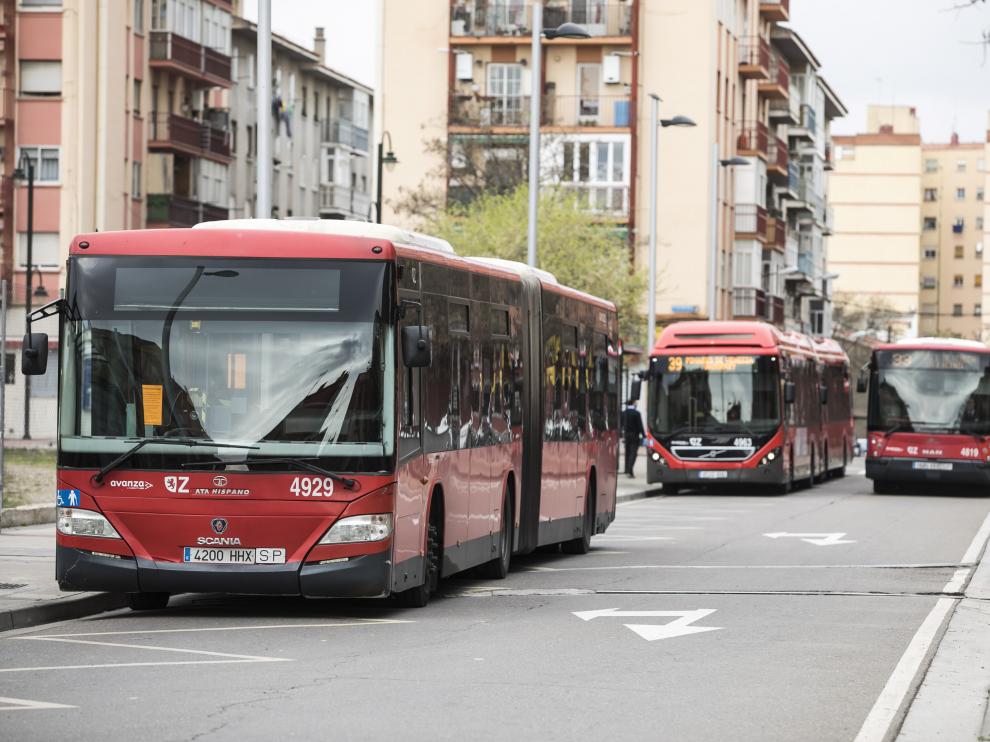 Los autobuses y tranvías son de los pocos vehículos que siguen circulando con normalidad, aunque con muchos menos pasajeros, por las calles de Zaragoza.