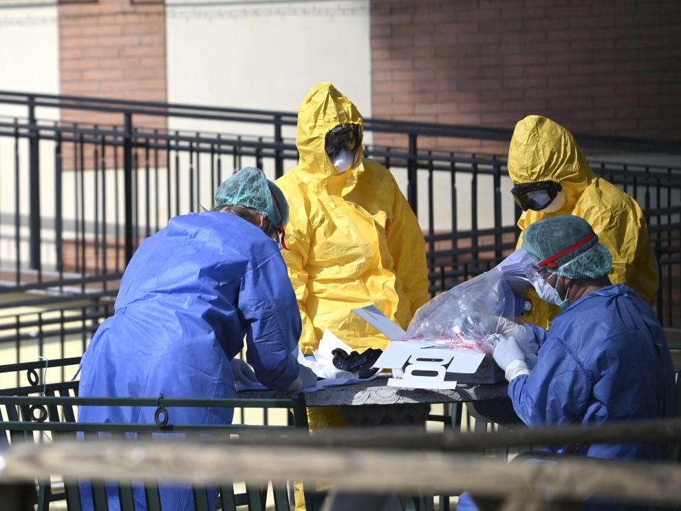 Rome (Italy), 24/03/2020.- Medical staff in protective suits work in the garden of the nursing home Papa Giovanni XXIII where some guests have tested positive to coronavirus, in Rome, Italy, 24 March 2020. (Italia, Roma) EFE/EPA/CLAUDIO PERI Coronavirus in Italy
