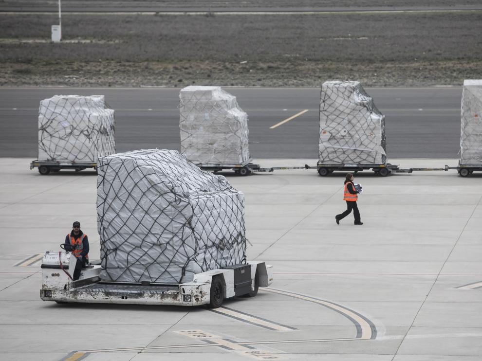 Descarga del avión procedente de China con material sanitario.