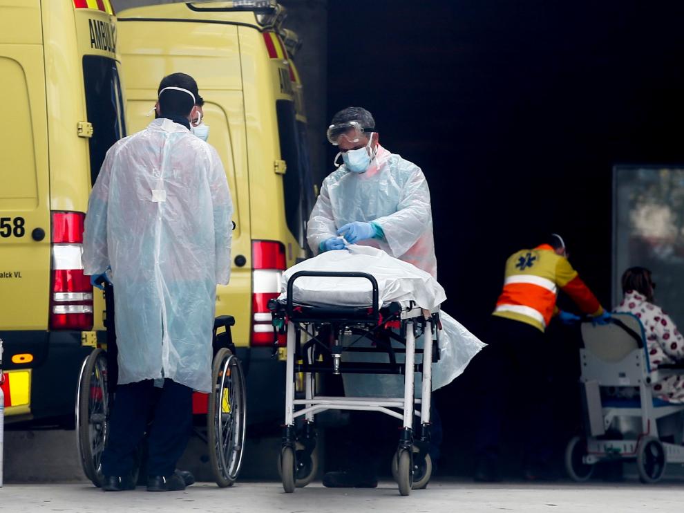 Equipo sanitario traslada a un enfermo de coronavirus en el hospital de Bellvitge, en Hospitalet de Llobregat. el pasado viernes.