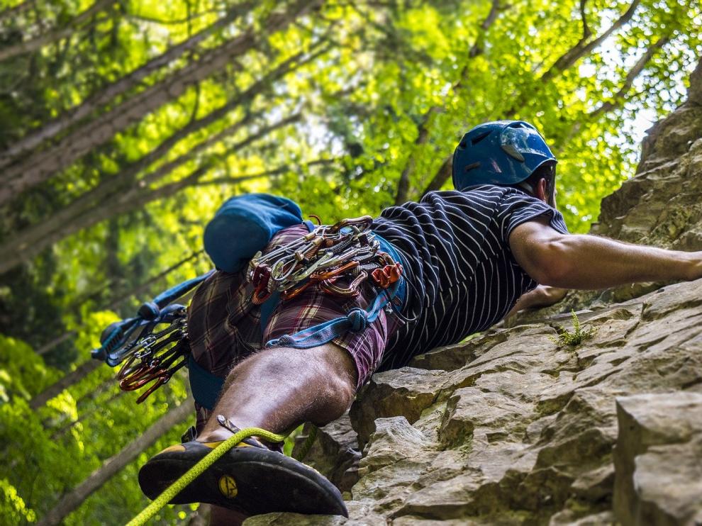 La escalada es un deporte que se puede practicar al aire libre o bajo techo.