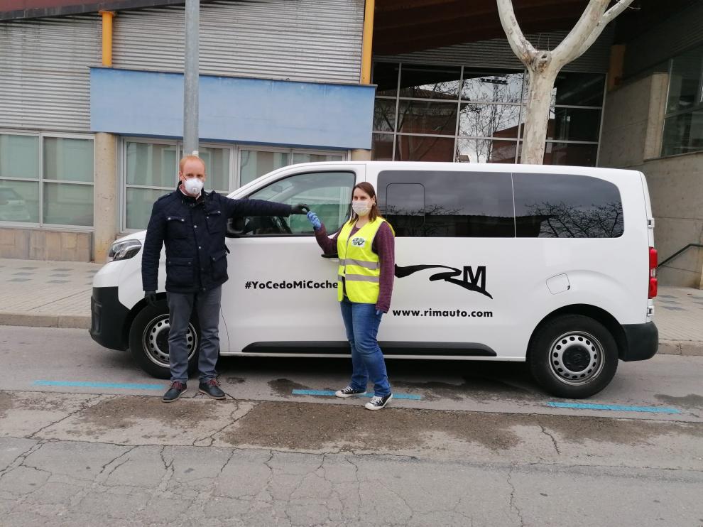 Acto de entrega de la furgoneta para el programa de atención a los mayores 'Aislados pero no solos'.