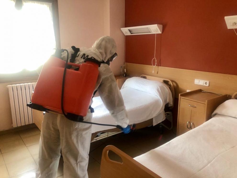 Un militar de la UME desinfecta una habitación de una residencia de la tercera edad en Biescas.