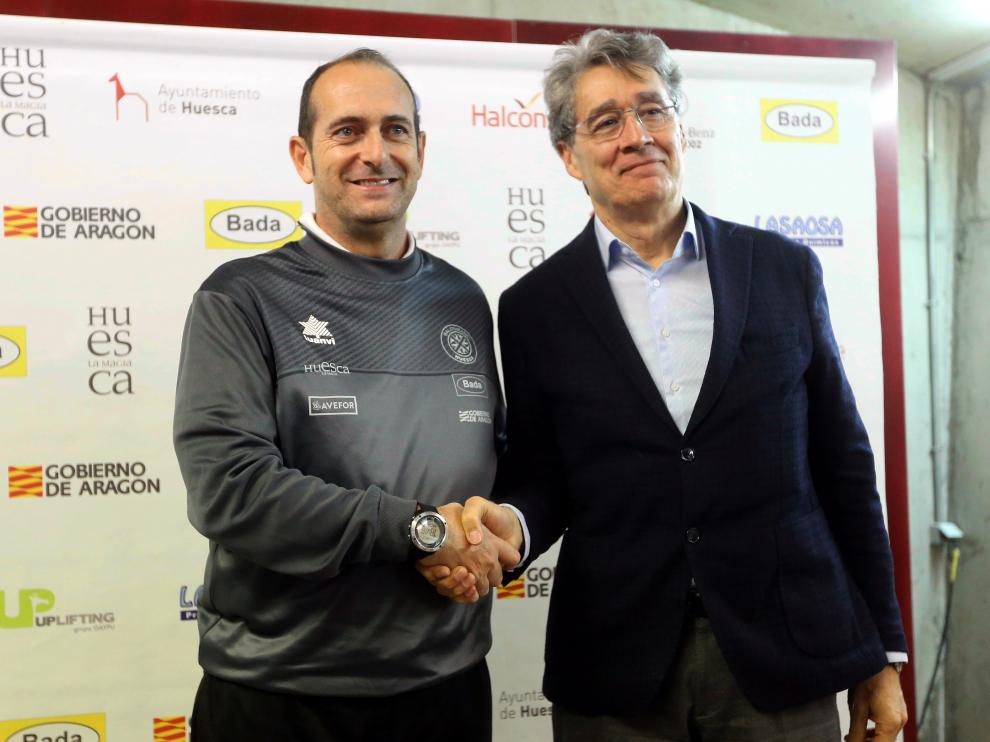 Jose Francisco Nolasco y Pachi Giné, durante la renovación del técnico del Bada Huesca.