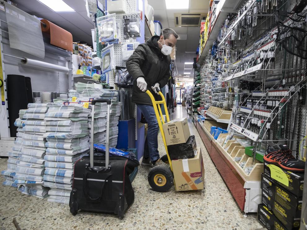 Alberto Artigas, este martes, prepara uno de los encargos en el interior de la tienda.