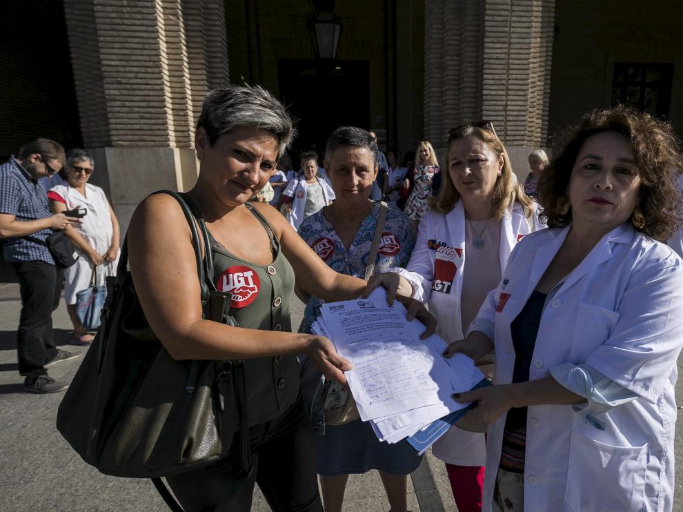 Imagen de archivo de entrega de firmas contra el pliego de Ayuda a domicilio del Ayuntamiento de Zaragoza.