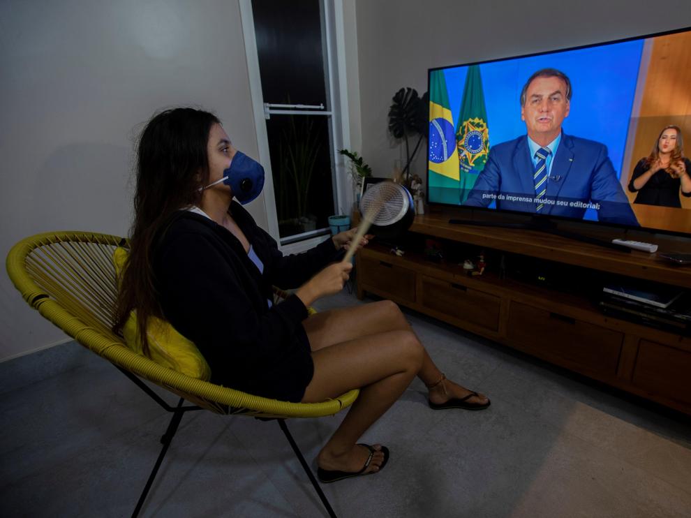 Bolsonaro califica a la COVID-19 de "gripecita" y critica el confinamiento
