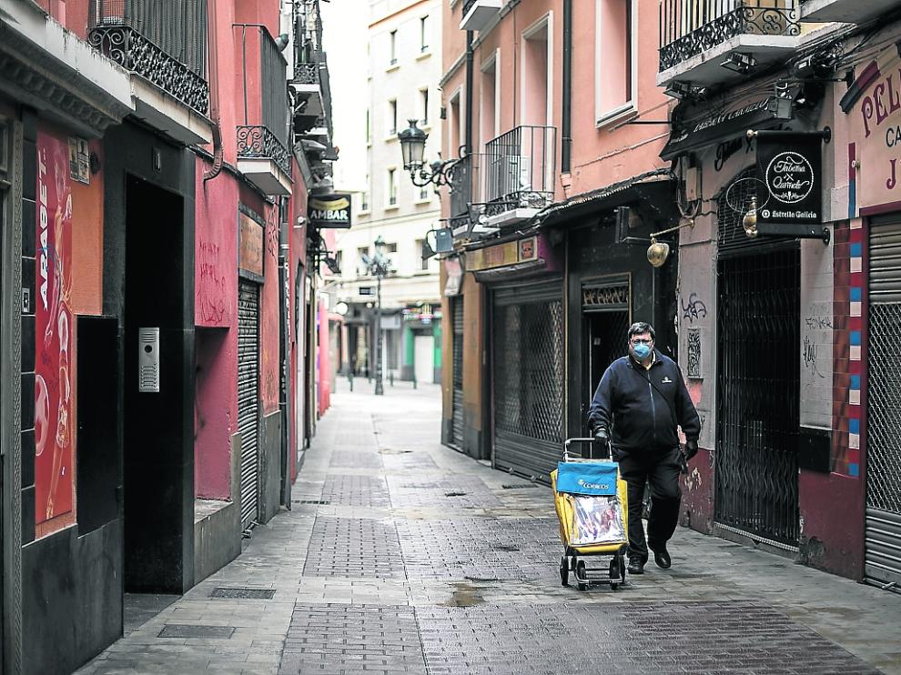 El Tubo zaragozano, una de las zonas turísticas y hosteleras más emblemáticas, casi desierto