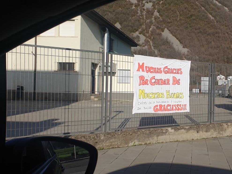 Una pancarta de apoyo en la residencia de Castejón de Sos.