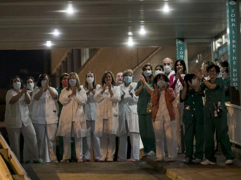 Personal del Miguel Servet en la puerta del centro hospitalario durante la hora de los aplausos en una foto de archivo
