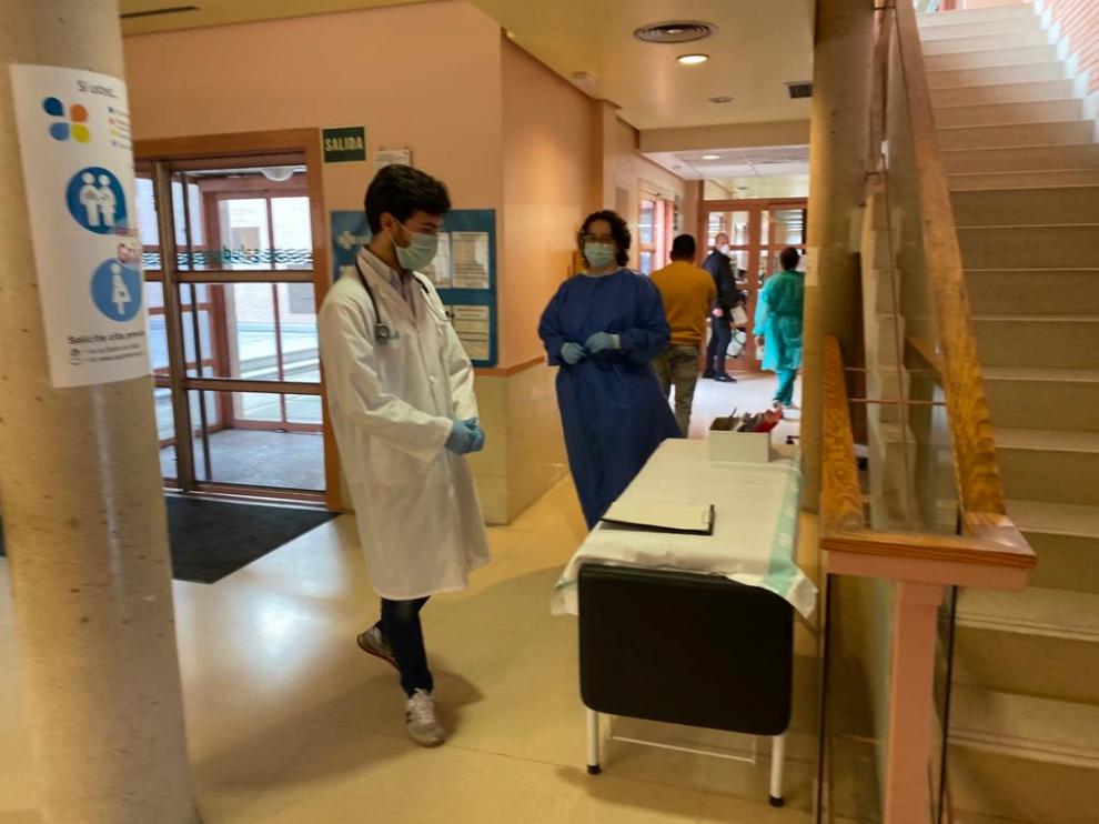 Personal sanitario del Centro de Salud de Utebo, donde atienden cada día decenas de casos sospechosos de coronavirus, sin pruebas para poder confirmar los diagnósticos.