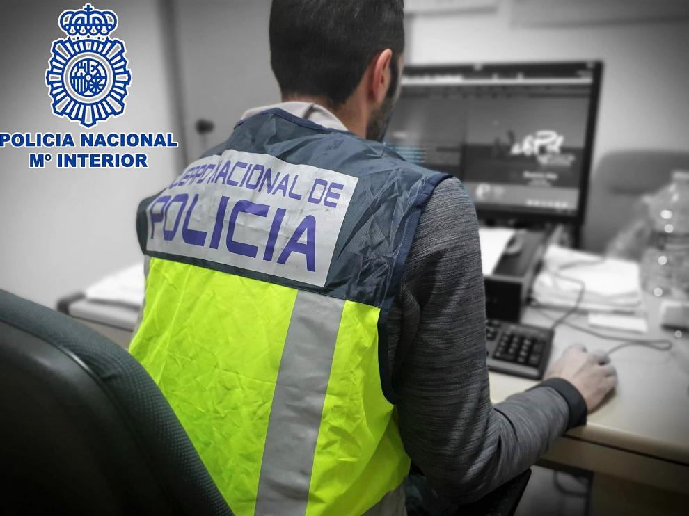 Un agente del Grupo de Delitos Tecnológicos de Huesca.