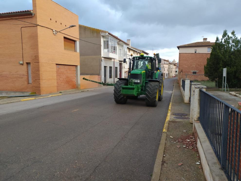 Un agricultor desinfecta las calles de Alfambra con su tractor