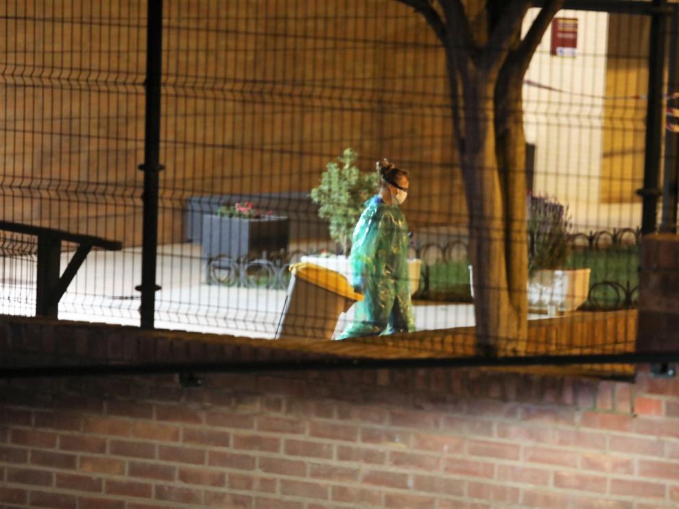 Una trabajadora de la residencia traslada un contenedor de basura tras el cierre.