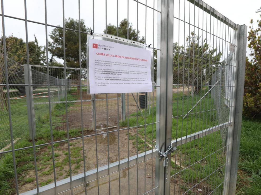 Zona de esparcimiento canino en Huesca, cerrada por el coronavirus.