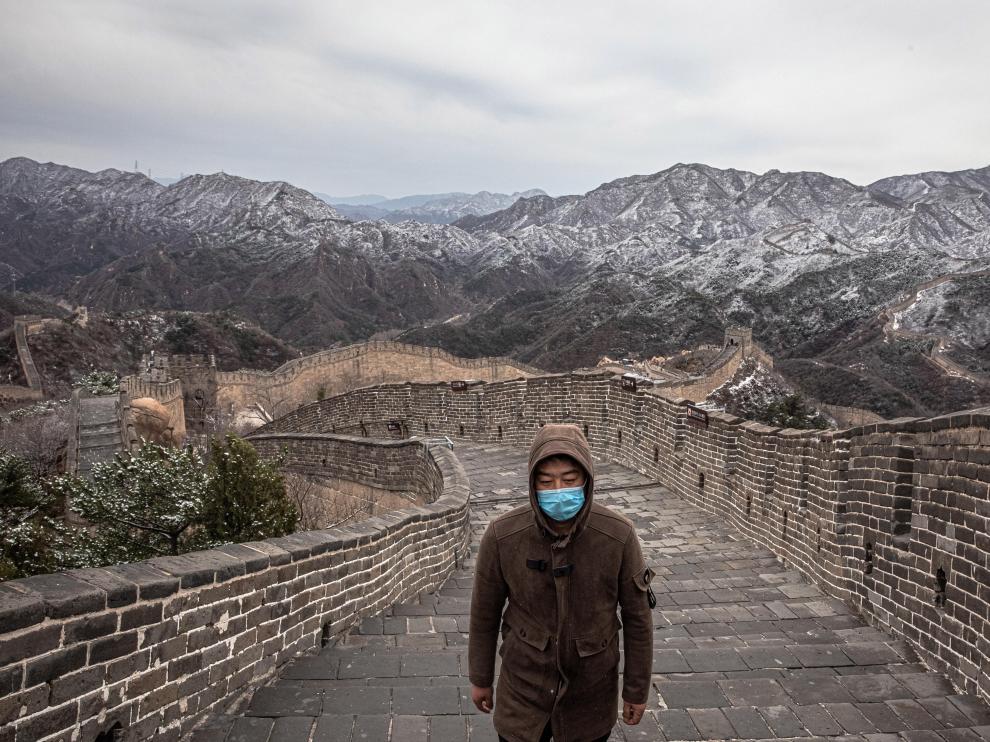 Beijing (China), 26/03/2020.- A tourist wearing a protective face mask walks at an almost empty Badaling Great Wall, in Beijing, China, 26 March 2020. China has reopened Badaling section, one of the most popular tourists section of The Great Wall which was closed due to the coronavirus outbreak. While the new cases of Covid-19 in China has plummeted, the disease now is spreading dramatically around the world. It has so far killed more than 22,000 people worldwide. (Abierto) EFE/EPA/ROMAN PILIPEY Coronavirus pandemic, in Beijing