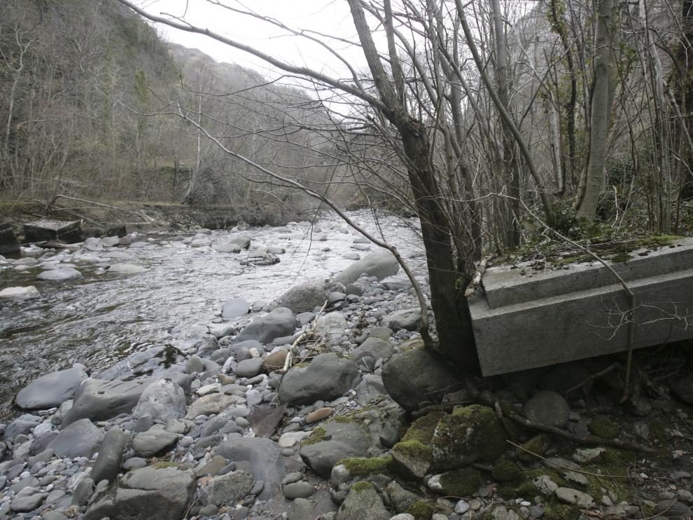 Restos del puente de L'Estanguet.