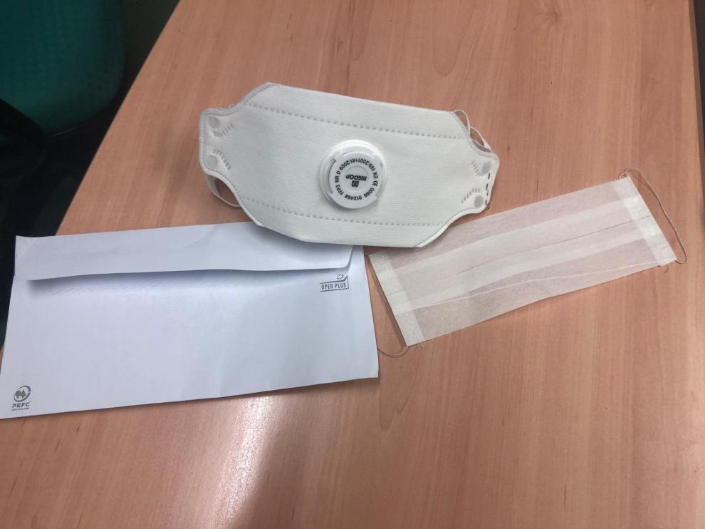 Este es el kit que recibe el personal sanitario de Urgencias de San Jorge: una mascarilla de protección homologada, un sobre para guardarla dentro y una de papel para encima.