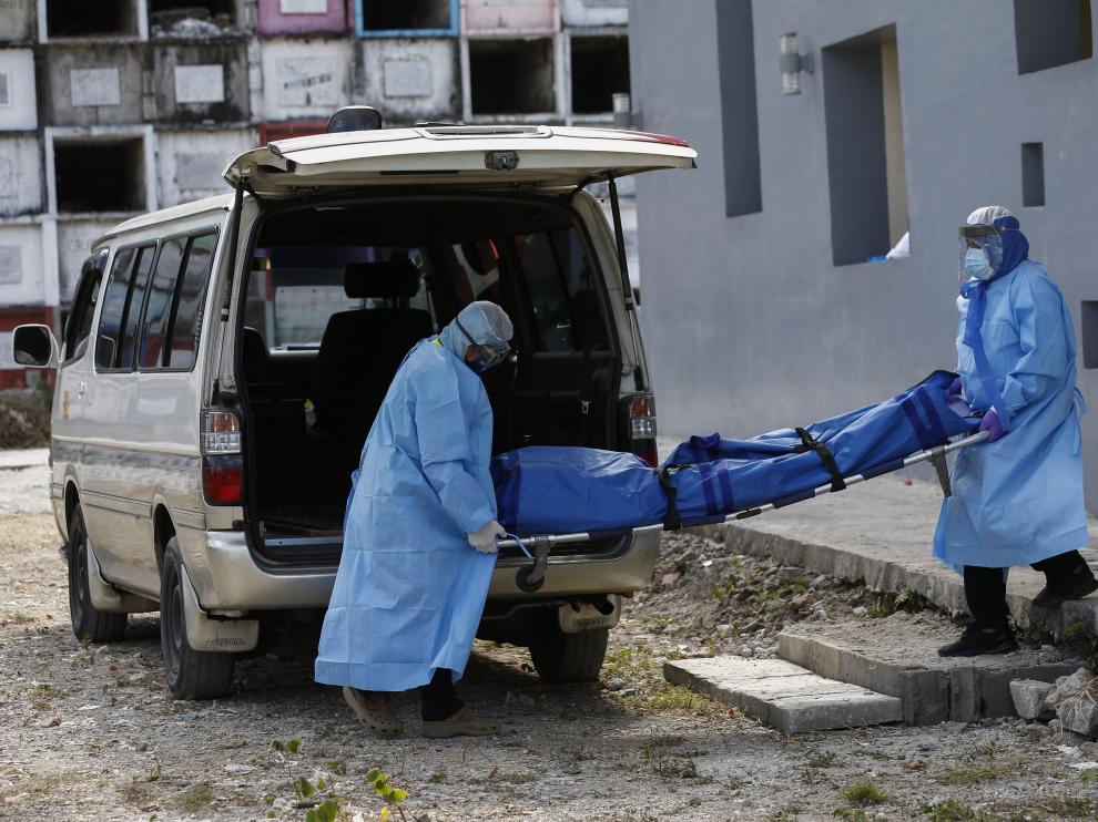 Manila (Philippines), 25/03/2020.- Funeral service workers wearing protective gear carry a citizen who died while being investigated for COVID-19 symptoms, at a crematorium specifically dealing with coronavirus cases in Quezon City, Metro Manila, Philippines 25 March 2020. According to Philippine health officials, 552 cases of coronaviruis and COVID-19 have been confirmed in the country, with 35 related deaths. (Filipinas) EFE/EPA/ROLEX DELA PENA Coronavirus cases in the Philippines