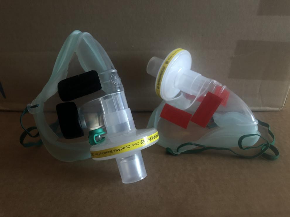 Mascarillas adaptadas para poder atender a pacientes de coronavirus.