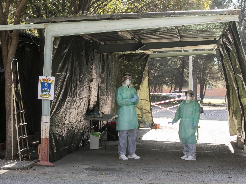 Un aspecto del dispositivo para la toma de muestras junto al Hospital Militar de Zaragoza.