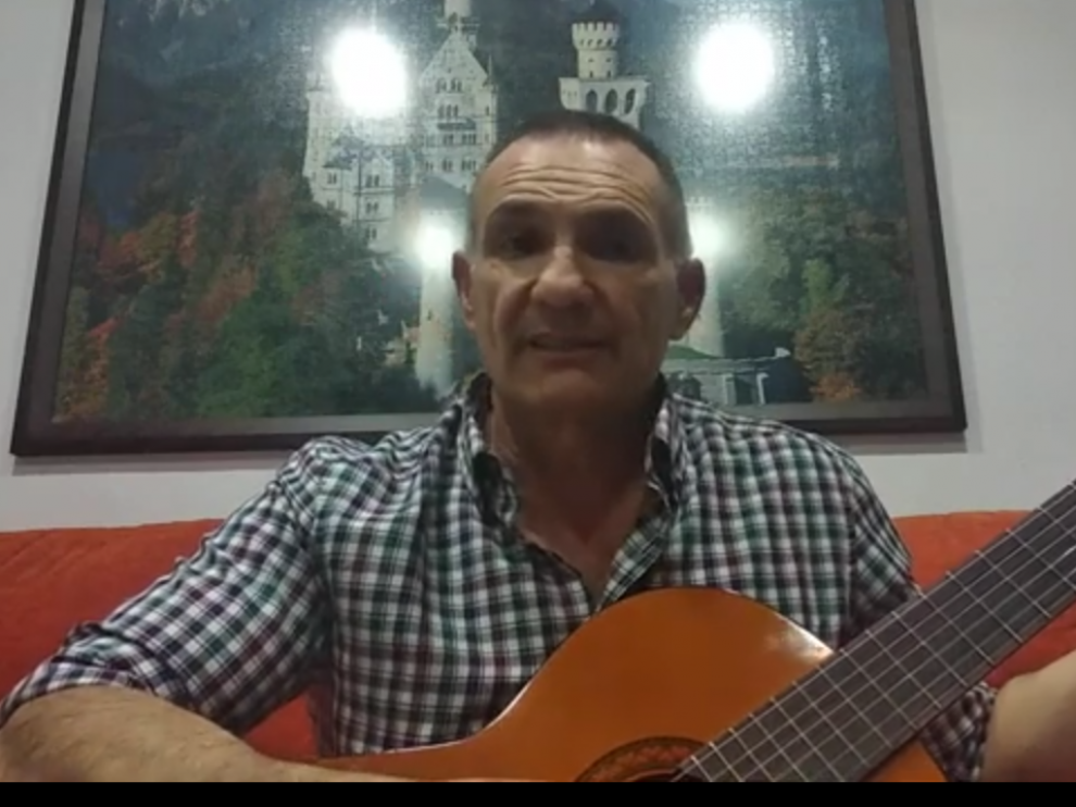 Toño Sánchez, con su guitarra en el vídeo colgado en Youtube.