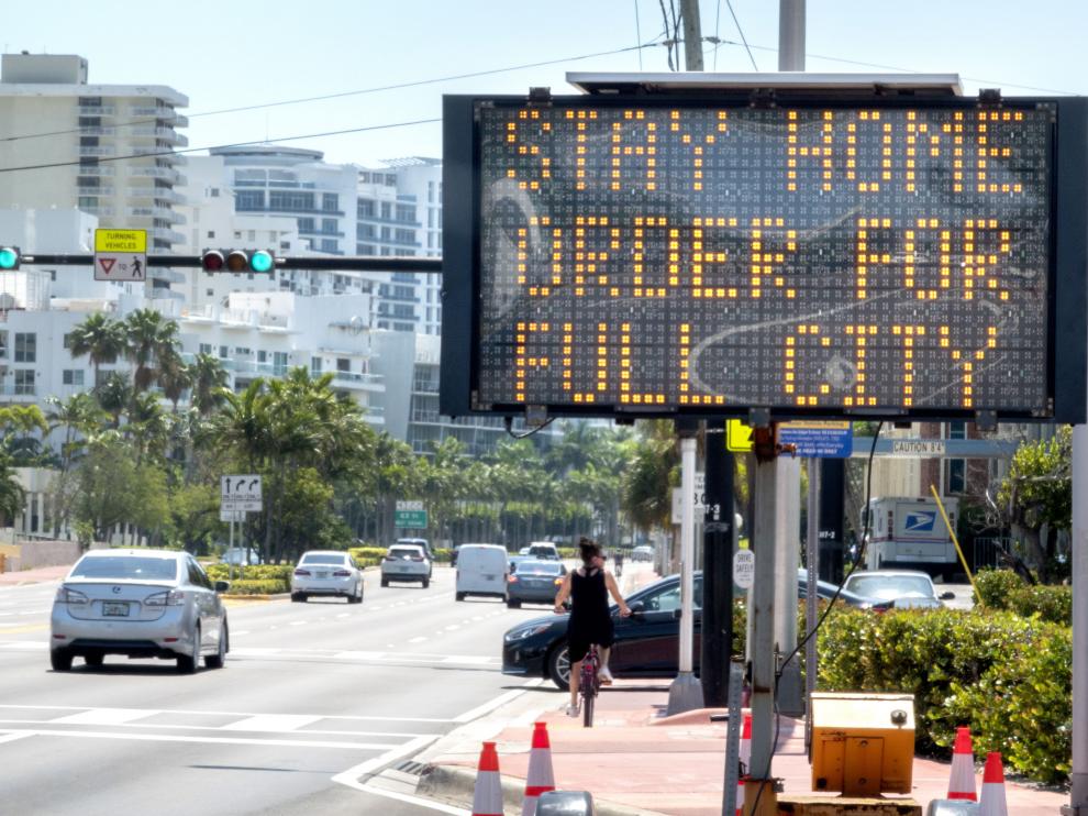 Un cartel luminoso en Miami indica a los ciudadanos que deben quedarse en casa.