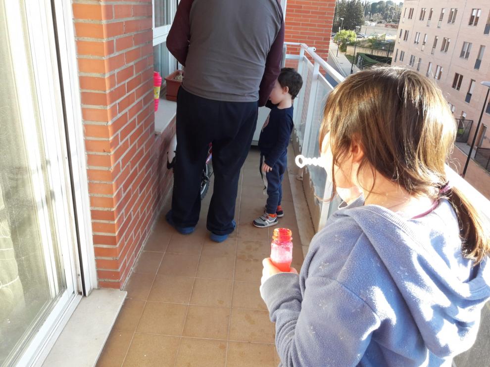 Una familia de la asociación Autismo Aragón juega estos días en su balcón.