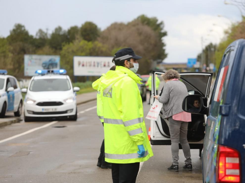 Uno de los controles de la Policía Local en la avenida Doctor Artero de Huesca.