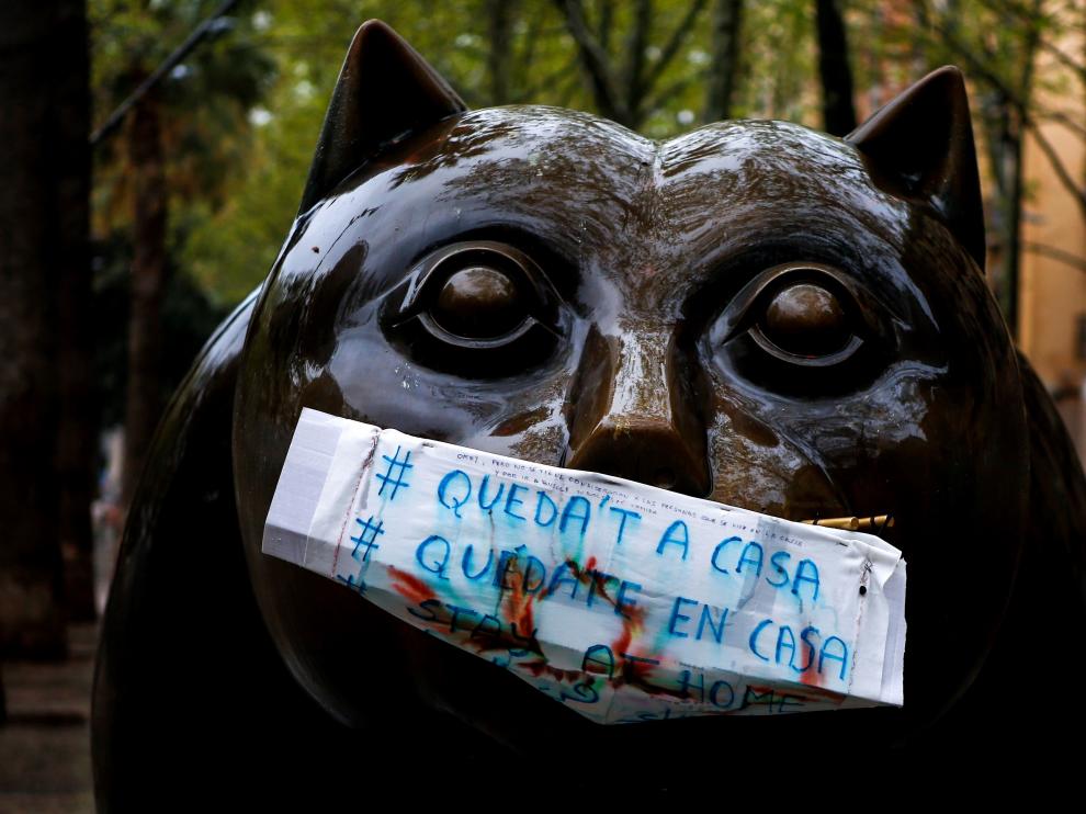 La escultura 'El gato', de Fernando Botero, en la Rambla del Raval de Barcelona.