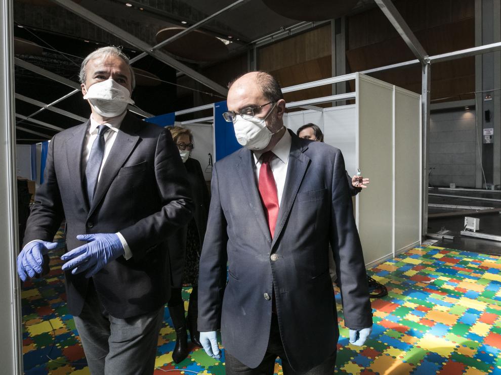 El presidente de Aragón Javier Lambán y el alcalde de Zaragoza Jorge Azcón han visitado este viernes el hospital de campaña que se está instalando en la sala Multiusos de Zaragoza.