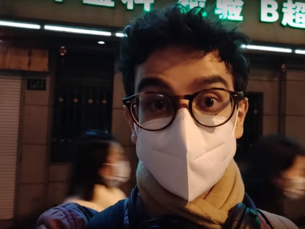 El zaragozano Javier Ferrández, en uno de sus vídeos. Tras él, dos jóvenes con mascarilla.