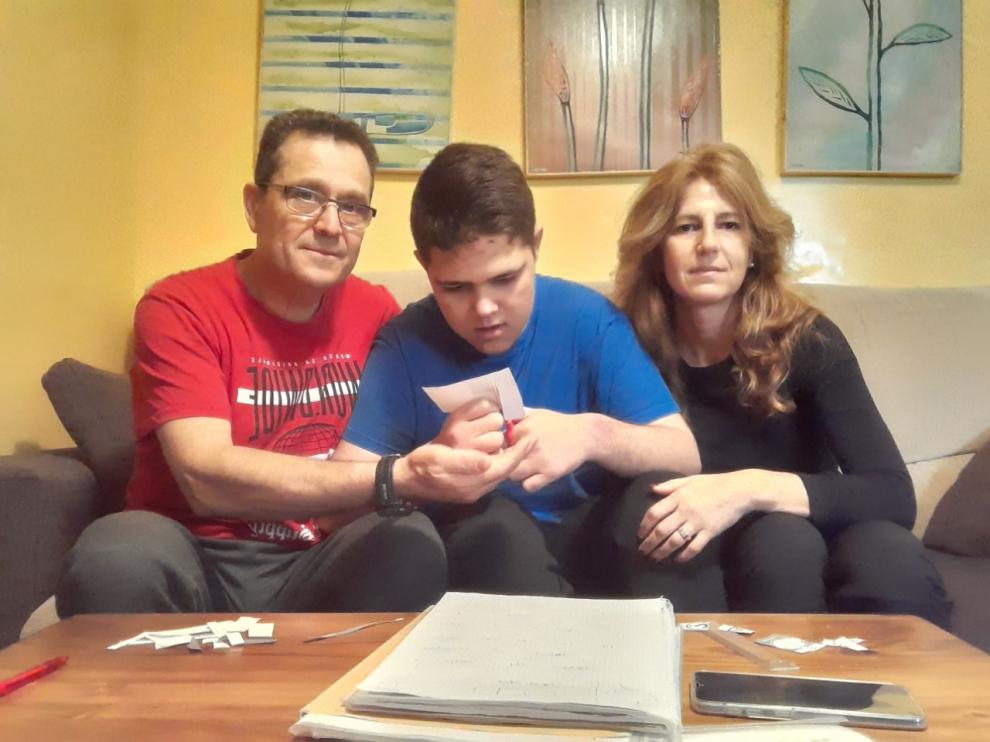 Confinados en casa. Germán García y Obdulia Tejero están constantemente pendientes de su hijo Mario, que sufre Trastorno del Espectro Autista (TEA) con una grave alteración de la conducta, que le lleva a agredirse a sí mismo y a los demás cuando se altera. El Real Decreto que regula el estado de alarma limita la libertad de circulación de las personas salvo determinadas excepciones. Entre ellas, permite circular por la vía pública a personas que acompañen a personas con discapacidad, pero solo contempla un acompañante y Mario necesita, como mínimo, dos.