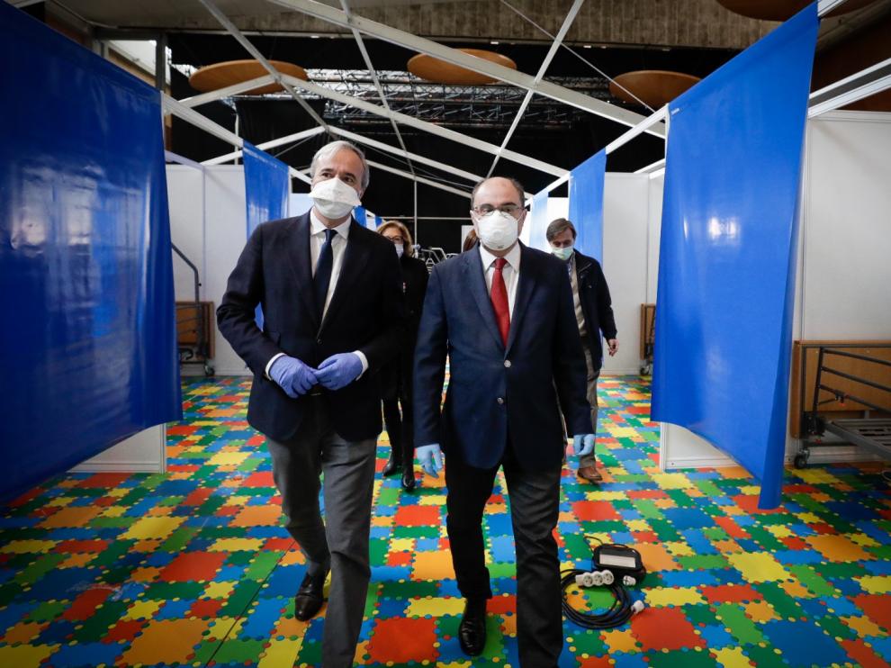 Jorge Azcón y Javier Lambán en su visita al montaje del hospital de campaña en el Auditorio de Zaragoza