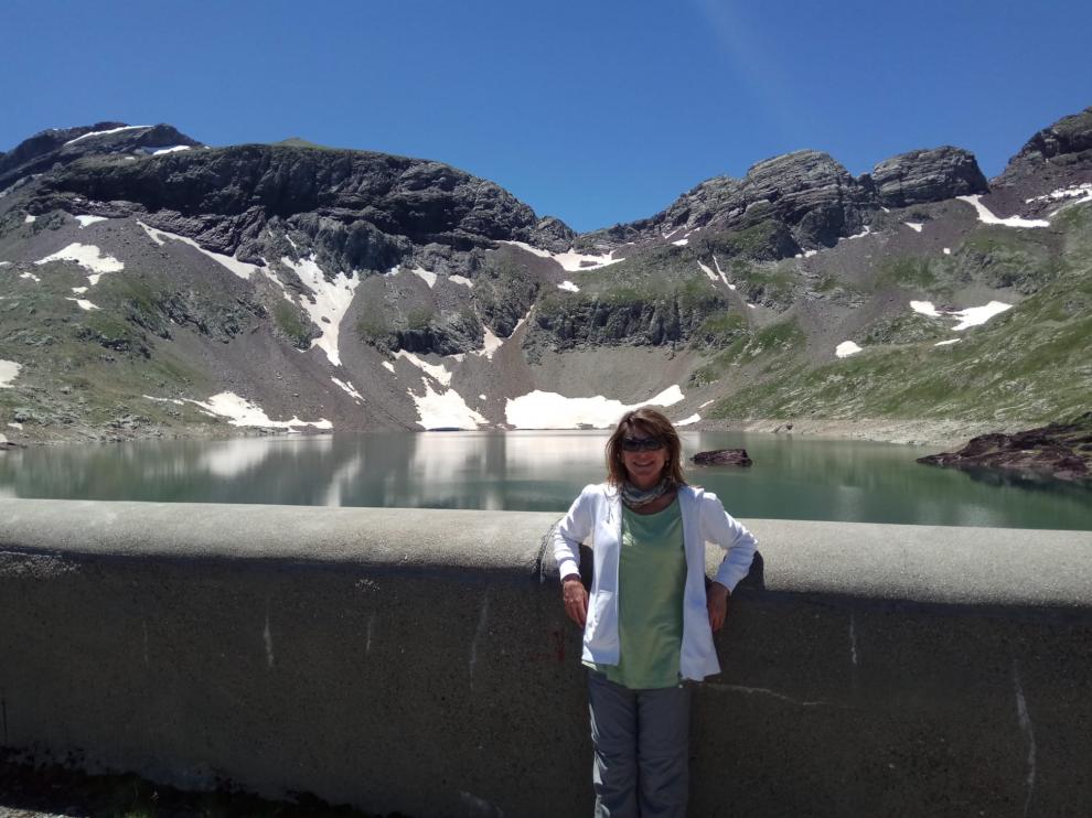 Paz Agraz, presidenta de la asociación, frente al lago de Urdiceto, en Bielsa.
