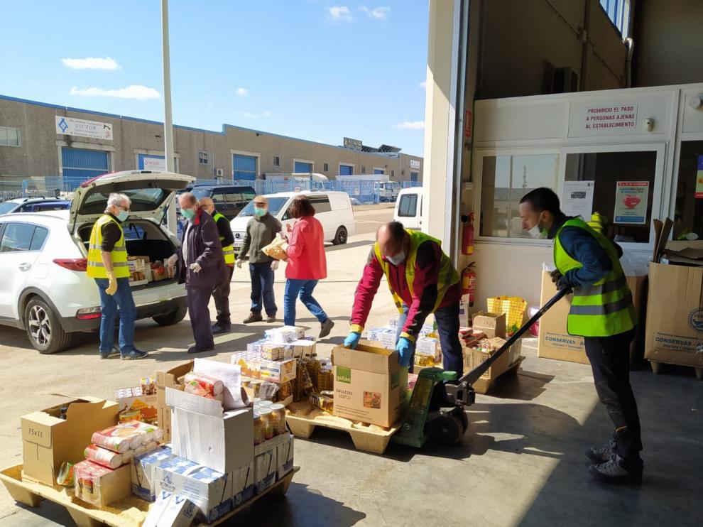 Voluntarios de Peña Guara colaboran con el Banco de Alimentos en el reparto de lotes de comida.