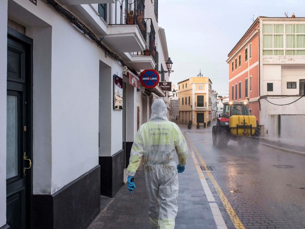 Es Mercadal desinfecta sus calles con la ayuda de tractores